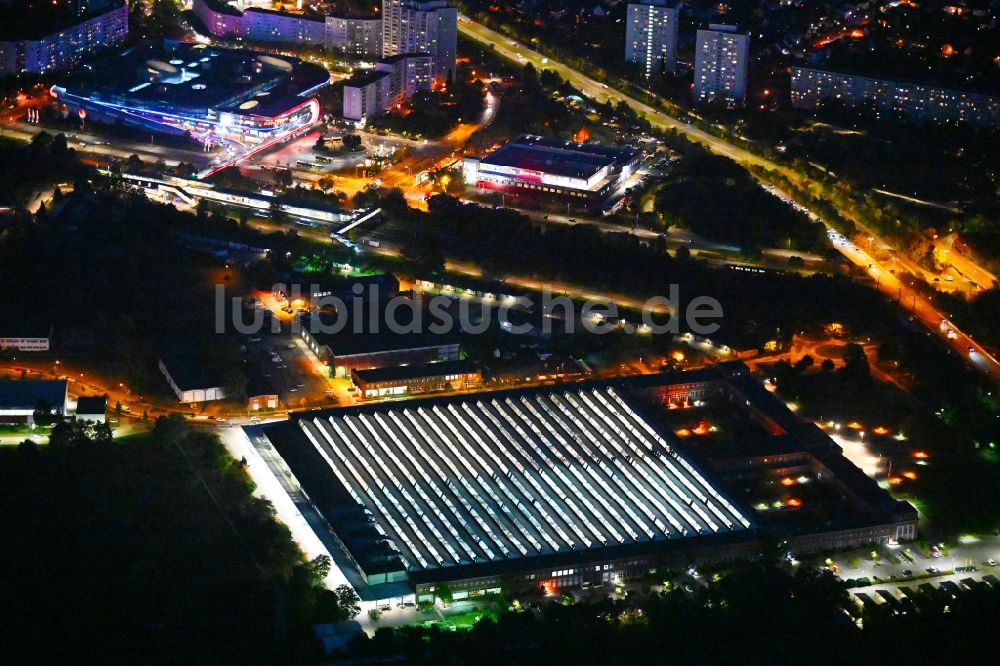 Nacht-Luftaufnahme Berlin - Nachtluftbild Werksgelände der HASSE & WREDE GmbH an der Georg-Knorr-Straße im Ortsteil Marzahn in Berlin, Deutschland