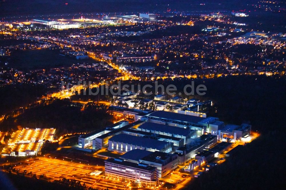 Dresden bei Nacht von oben - Nachtluftbild Werksgelände der Infineon Technologies Dresden GmbH im Ortsteil Klotzsche in Dresden im Bundesland Sachsen, Deutschland