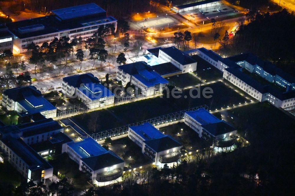 Dresden bei Nacht von oben - Nachtluftbild Werksgelände der Infineon Technologies Dresden GmbH im Ortsteil Klotzsche in Dresden im Bundesland Sachsen, Deutschland