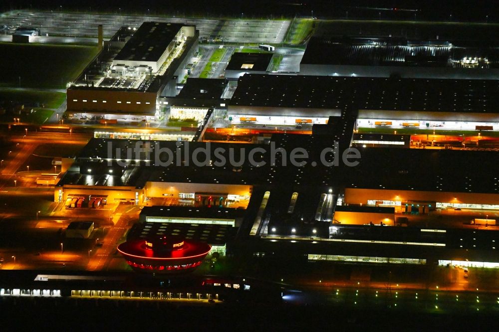 Leipzig bei Nacht aus der Vogelperspektive: Nachtluftbild Werksgelände der Dr. Ing. h.c. F. Porsche AG an der Porschestraße in Leipzig im Bundesland Sachsen, Deutschland