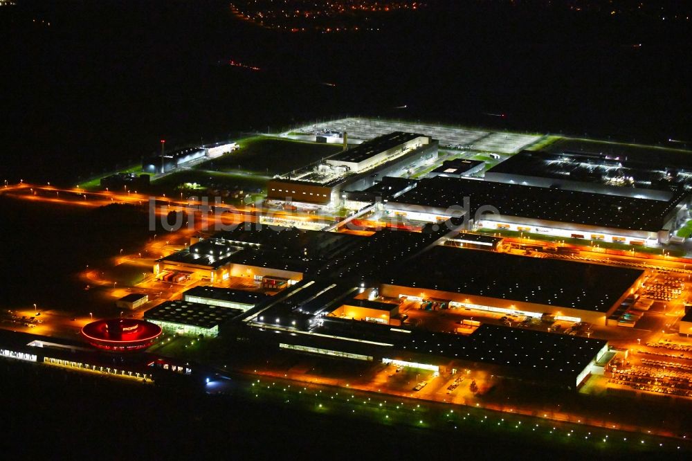 Leipzig bei Nacht von oben - Nachtluftbild Werksgelände der Dr. Ing. h.c. F. Porsche AG an der Porschestraße in Leipzig im Bundesland Sachsen, Deutschland