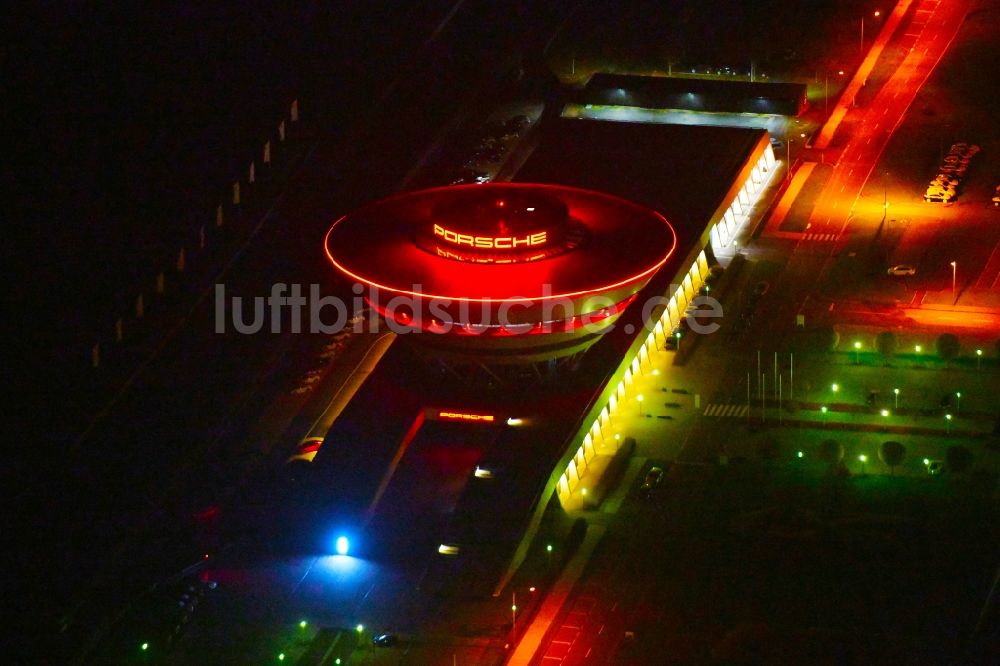 Leipzig bei Nacht aus der Vogelperspektive: Nachtluftbild Werksgelände der Dr. Ing. h.c. F. Porsche AG an der Porschestraße in Leipzig im Bundesland Sachsen, Deutschland