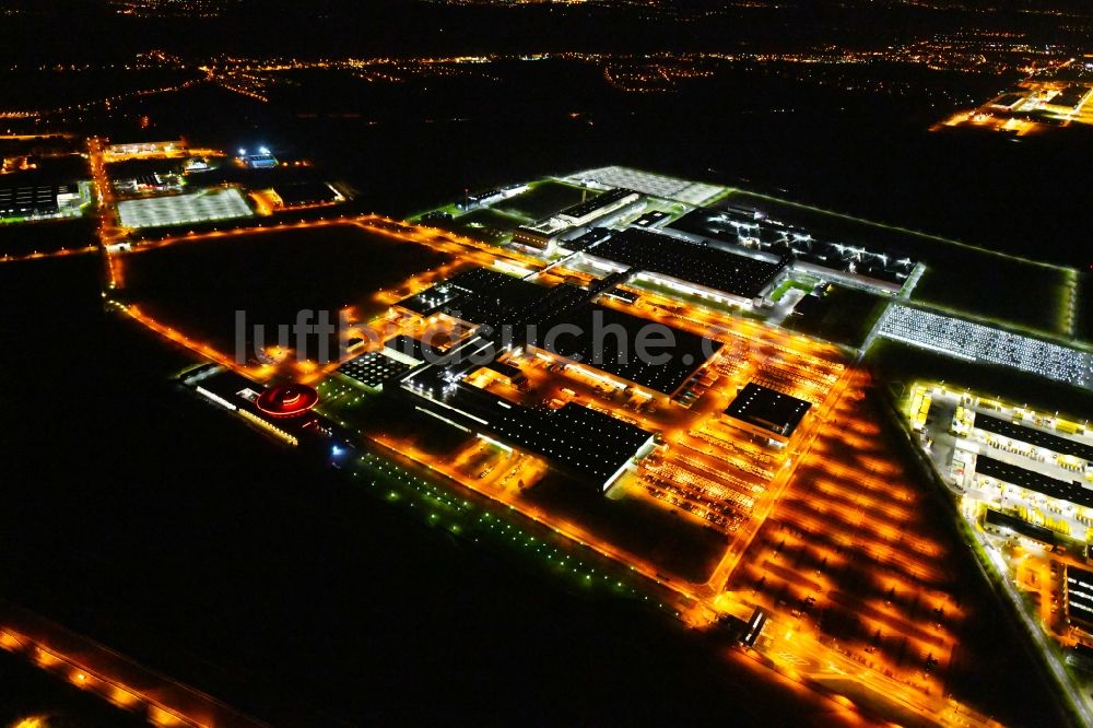 Nacht-Luftaufnahme Leipzig - Nachtluftbild Werksgelände der Dr. Ing. h.c. F. Porsche AG an der Porschestraße in Leipzig im Bundesland Sachsen, Deutschland