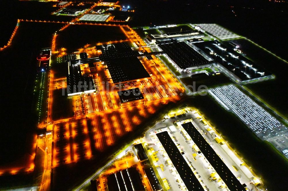 Leipzig bei Nacht von oben - Nachtluftbild Werksgelände der Dr. Ing. h.c. F. Porsche AG an der Porschestraße in Leipzig im Bundesland Sachsen, Deutschland