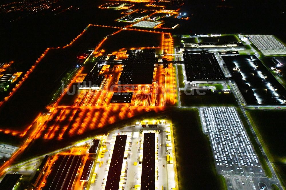 Leipzig bei Nacht aus der Vogelperspektive: Nachtluftbild Werksgelände der Dr. Ing. h.c. F. Porsche AG an der Porschestraße in Leipzig im Bundesland Sachsen, Deutschland