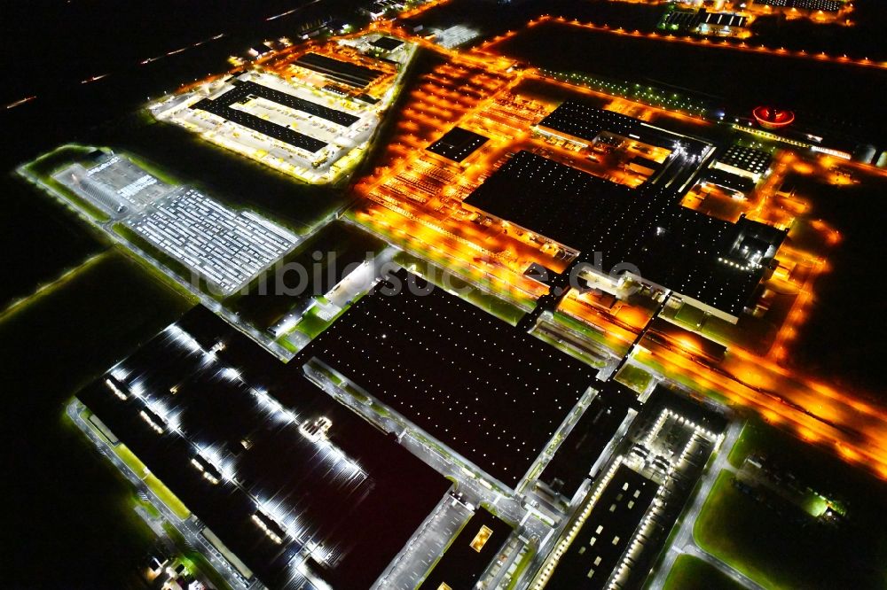 Leipzig bei Nacht von oben - Nachtluftbild Werksgelände der Dr. Ing. h.c. F. Porsche AG an der Porschestraße in Leipzig im Bundesland Sachsen, Deutschland