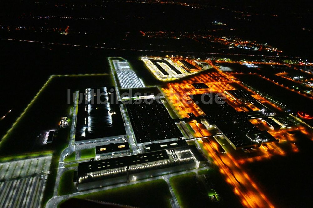 Leipzig bei Nacht von oben - Nachtluftbild Werksgelände der Dr. Ing. h.c. F. Porsche AG an der Porschestraße in Leipzig im Bundesland Sachsen, Deutschland