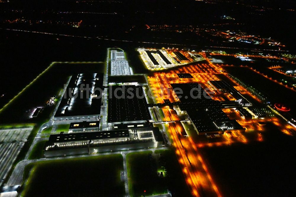 Leipzig bei Nacht aus der Vogelperspektive: Nachtluftbild Werksgelände der Dr. Ing. h.c. F. Porsche AG an der Porschestraße in Leipzig im Bundesland Sachsen, Deutschland