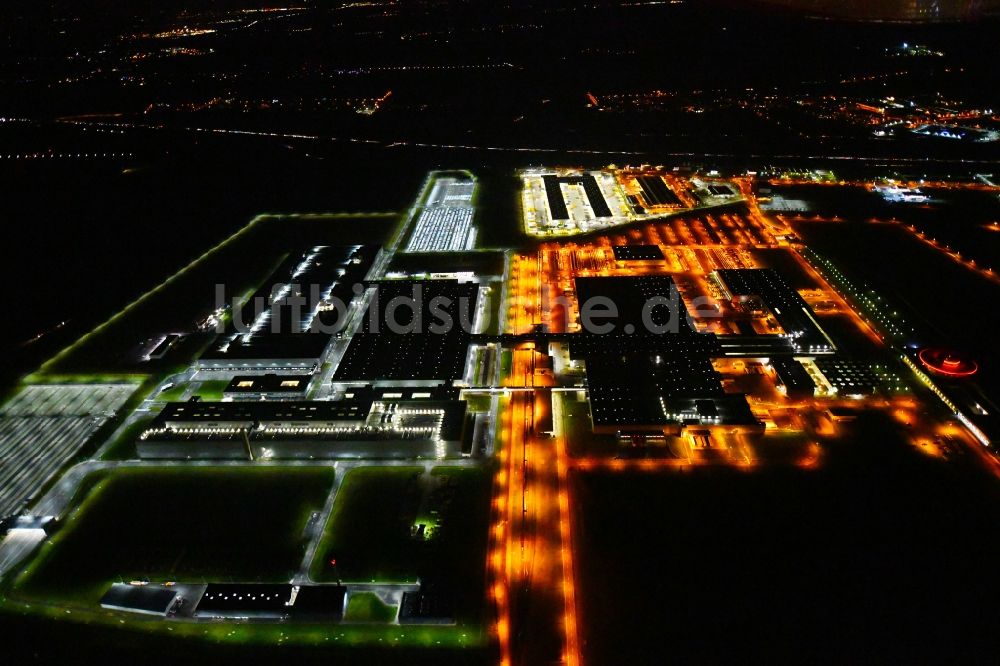 Nachtluftbild Leipzig - Nachtluftbild Werksgelände der Dr. Ing. h.c. F. Porsche AG an der Porschestraße in Leipzig im Bundesland Sachsen, Deutschland