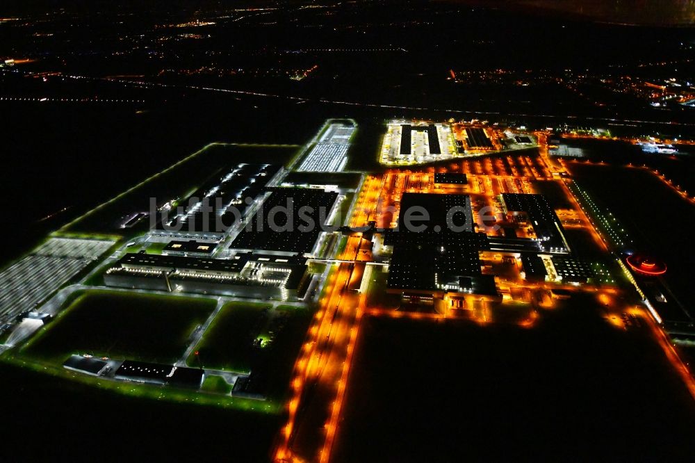 Nacht-Luftaufnahme Leipzig - Nachtluftbild Werksgelände der Dr. Ing. h.c. F. Porsche AG an der Porschestraße in Leipzig im Bundesland Sachsen, Deutschland