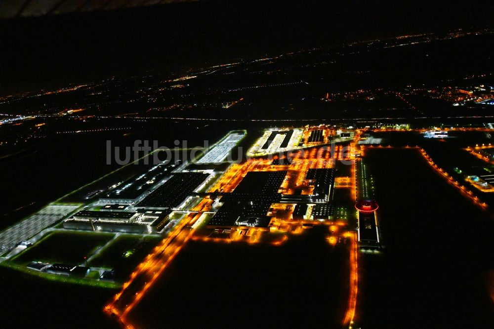 Leipzig bei Nacht von oben - Nachtluftbild Werksgelände der Dr. Ing. h.c. F. Porsche AG an der Porschestraße in Leipzig im Bundesland Sachsen, Deutschland