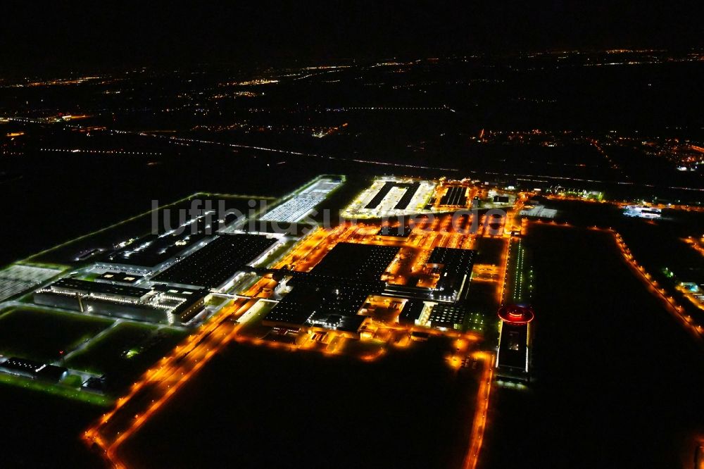 Leipzig bei Nacht aus der Vogelperspektive: Nachtluftbild Werksgelände der Dr. Ing. h.c. F. Porsche AG an der Porschestraße in Leipzig im Bundesland Sachsen, Deutschland