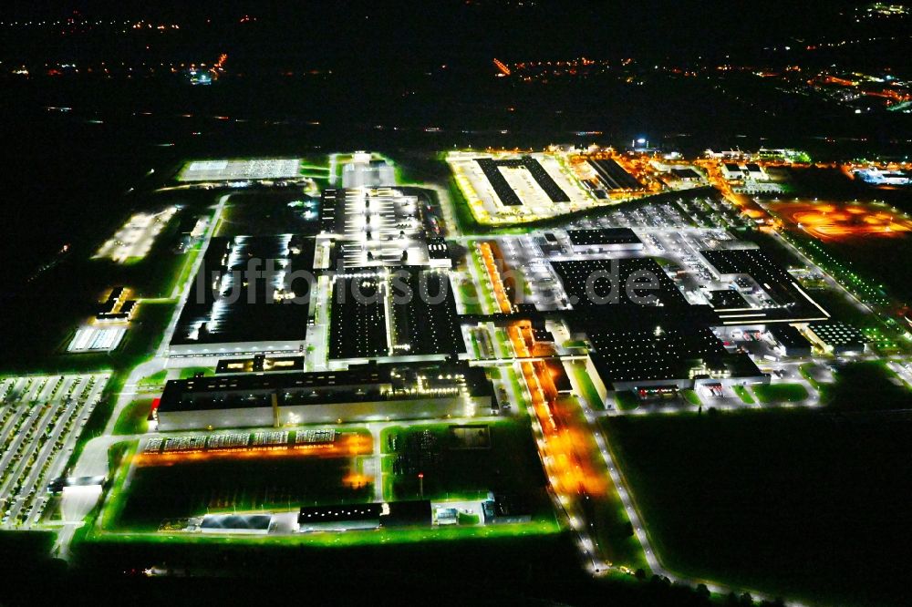 Nacht-Luftaufnahme Leipzig - Nachtluftbild Werksgelände der Dr. Ing. h.c. F. Porsche AG an der Porschestraße in Leipzig im Bundesland Sachsen, Deutschland