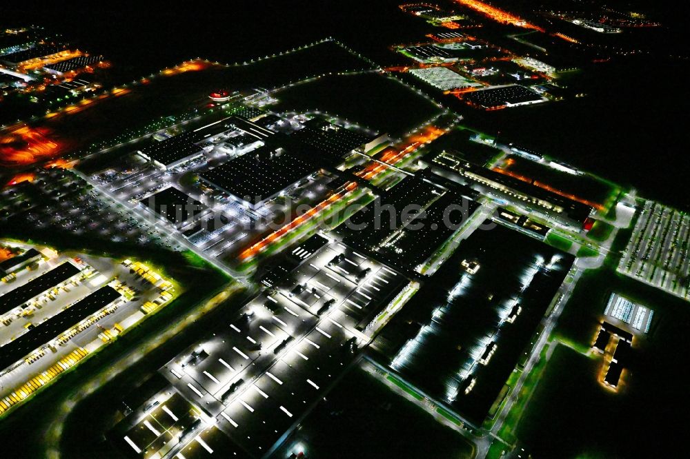 Leipzig bei Nacht aus der Vogelperspektive: Nachtluftbild Werksgelände der Dr. Ing. h.c. F. Porsche AG an der Porschestraße in Leipzig im Bundesland Sachsen, Deutschland