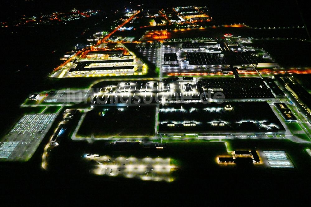 Nacht-Luftaufnahme Leipzig - Nachtluftbild Werksgelände der Dr. Ing. h.c. F. Porsche AG an der Porschestraße in Leipzig im Bundesland Sachsen, Deutschland