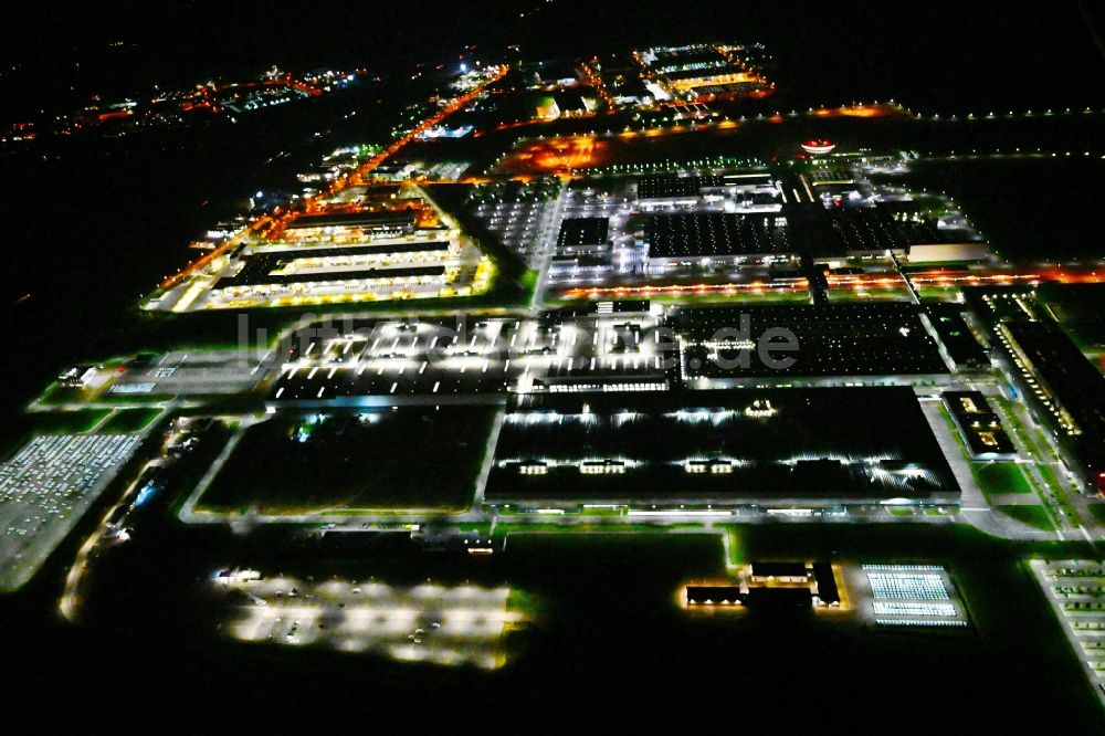 Leipzig bei Nacht von oben - Nachtluftbild Werksgelände der Dr. Ing. h.c. F. Porsche AG an der Porschestraße in Leipzig im Bundesland Sachsen, Deutschland