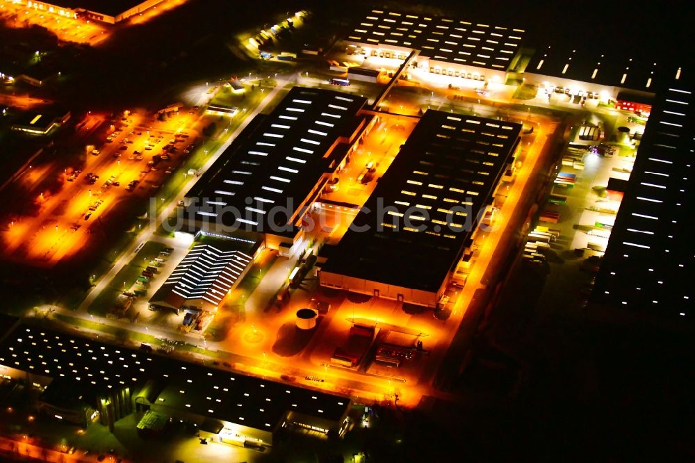 Nauen bei Nacht aus der Vogelperspektive: Nachtluftbild Werksgelände und Logistikzentrum der BSH Hausgeräte GmbH in Nauen im Bundesland Brandenburg, Deutschland