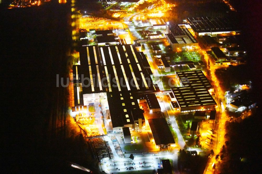 Ludwigsfelde bei Nacht von oben - Nachtluftbild Werksgelände der Mercedes-Benz Ludwigsfelde GmbH in Ludwigsfelde im Bundesland Brandenburg, Deutschland