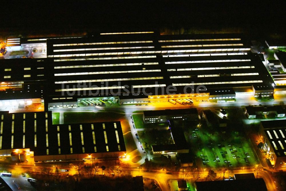 Ludwigsfelde bei Nacht von oben - Nachtluftbild Werksgelände der Mercedes-Benz Ludwigsfelde GmbH in Ludwigsfelde im Bundesland Brandenburg, Deutschland