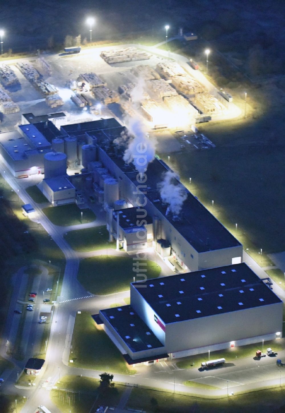 Burg bei Nacht von oben - Nachtluftbild Werksgelände der Propapier PM1 GmbH Lindenallee in Burg im Bundesland Sachsen-Anhalt