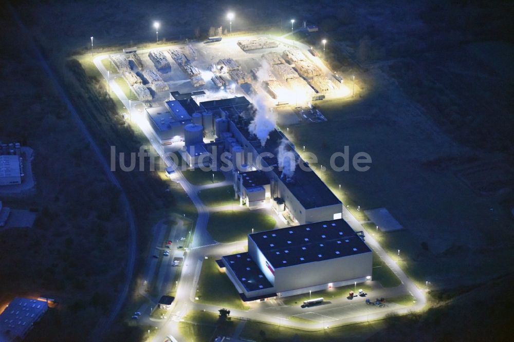 Burg bei Nacht aus der Vogelperspektive: Nachtluftbild Werksgelände der Propapier PM1 GmbH Lindenallee in Burg im Bundesland Sachsen-Anhalt