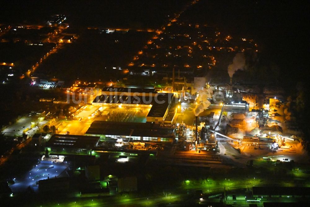 Nacht-Luftaufnahme Beeskow - Nachtluftbild Werksgelände der Sonae Arauco Deutschland GmbH in Beeskow im Bundesland Brandenburg, Deutschland