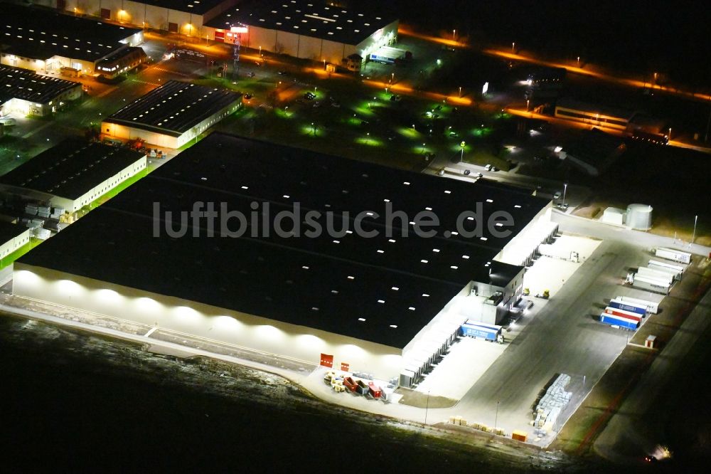 Sonneborn bei Nacht aus der Vogelperspektive: Nachtluftbild Werksgelände der VELUX Deutschland GmbH am Arzbach in Sonneborn im Bundesland Thüringen, Deutschland