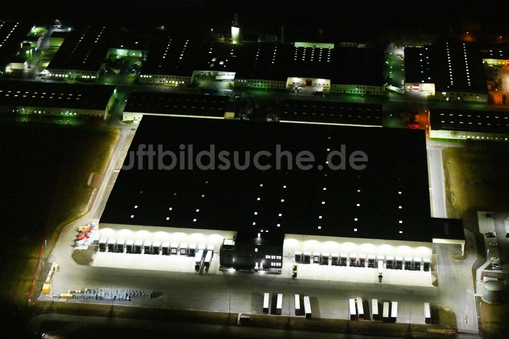 Nacht-Luftaufnahme Sonneborn - Nachtluftbild Werksgelände der VELUX Deutschland GmbH am Arzbach in Sonneborn im Bundesland Thüringen, Deutschland