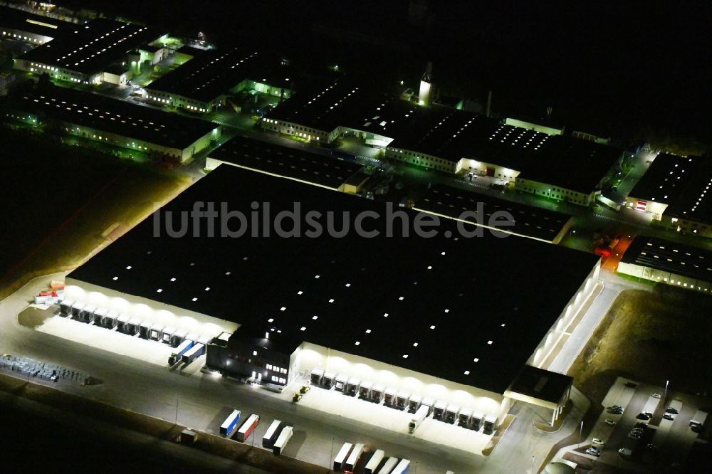 Sonneborn bei Nacht von oben - Nachtluftbild Werksgelände der VELUX Deutschland GmbH am Arzbach in Sonneborn im Bundesland Thüringen, Deutschland