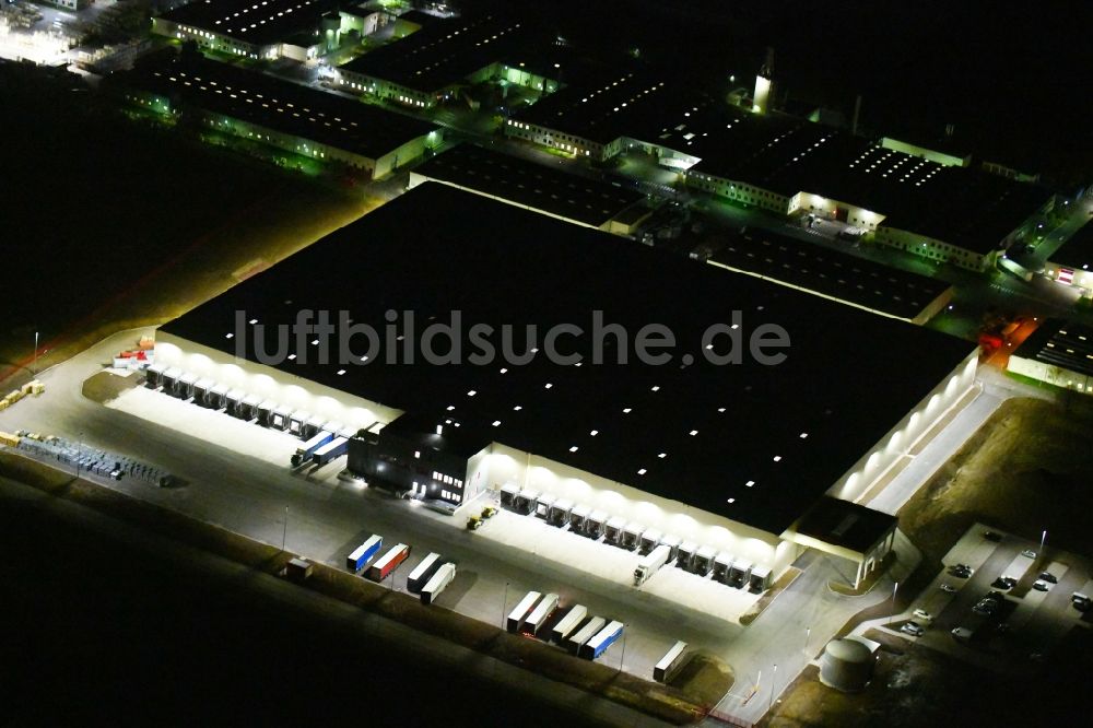 Nachtluftbild Sonneborn - Nachtluftbild Werksgelände der VELUX Deutschland GmbH am Arzbach in Sonneborn im Bundesland Thüringen, Deutschland