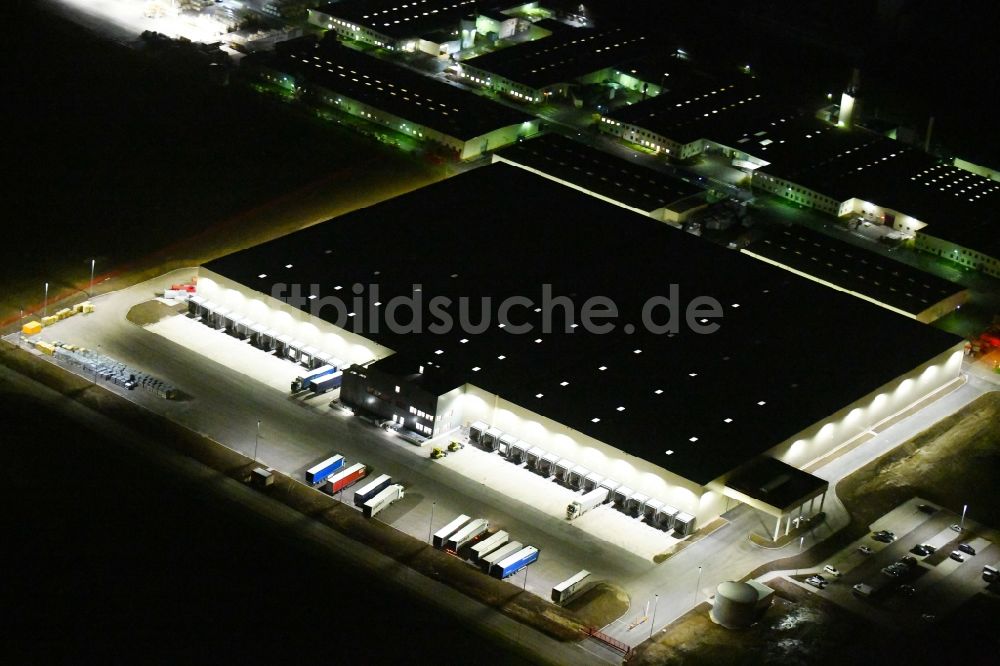 Nacht-Luftaufnahme Sonneborn - Nachtluftbild Werksgelände der VELUX Deutschland GmbH am Arzbach in Sonneborn im Bundesland Thüringen, Deutschland