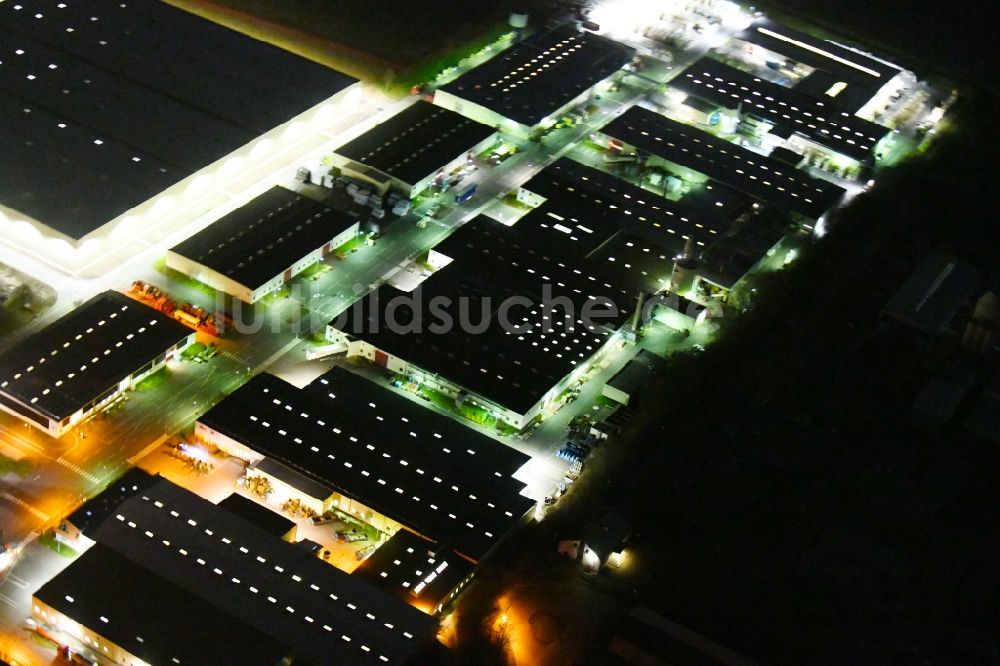 Sonneborn bei Nacht aus der Vogelperspektive: Nachtluftbild Werksgelände der VELUX Deutschland GmbH am Arzbach in Sonneborn im Bundesland Thüringen, Deutschland