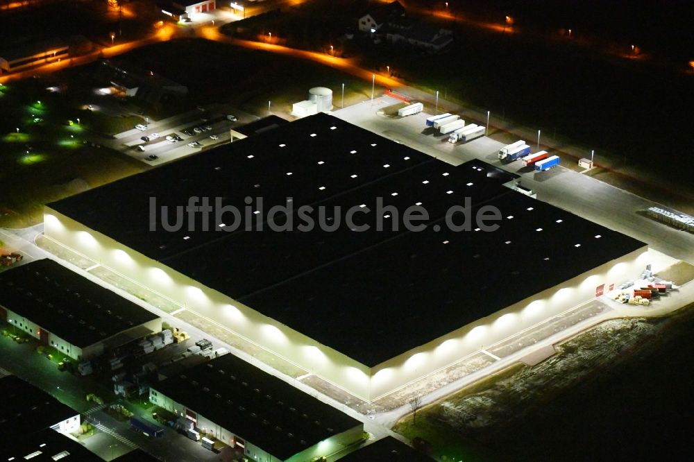 Nachtluftbild Sonneborn - Nachtluftbild Werksgelände der VELUX Deutschland GmbH am Arzbach in Sonneborn im Bundesland Thüringen, Deutschland