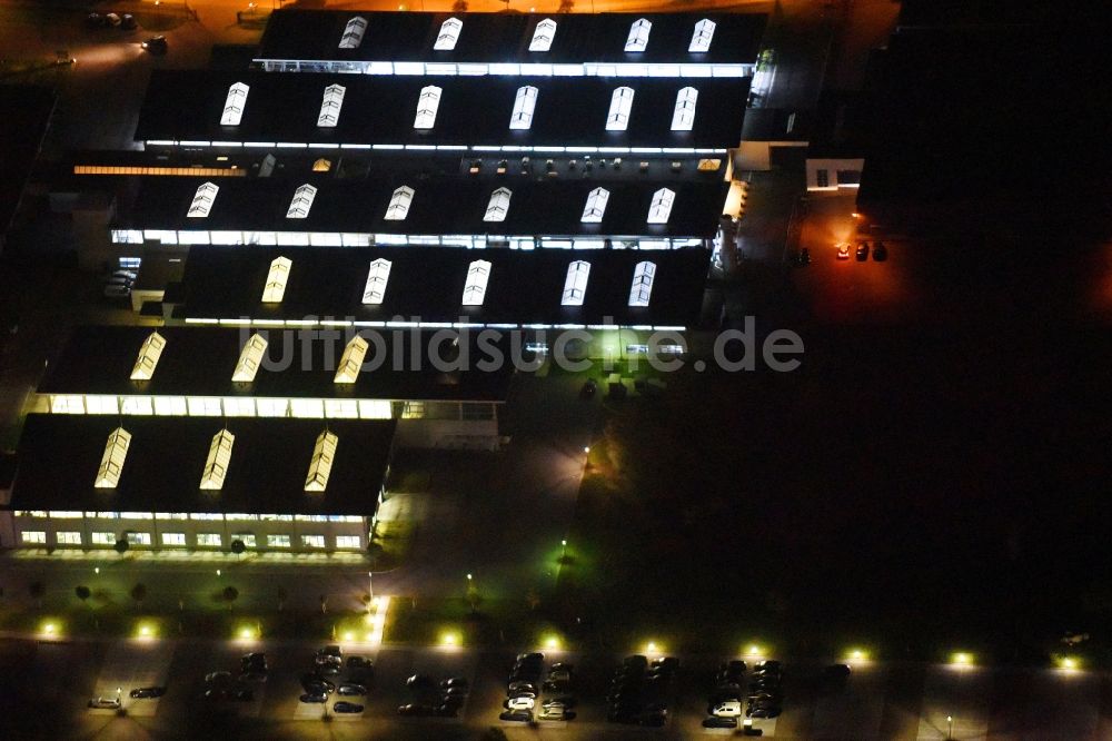 Nachtluftbild Neubrandenburg - Nachtluftbild Werksgelände der Weber Maschinenbau GmbH in Neubrandenburg im Bundesland Mecklenburg-Vorpommern, Deutschland