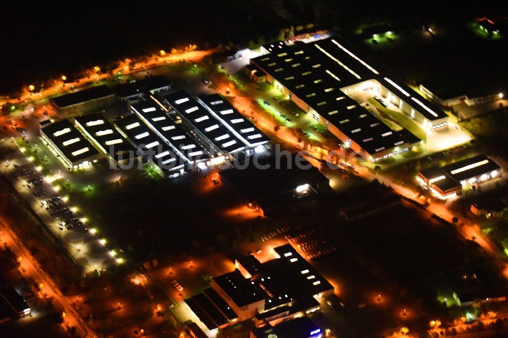 Neubrandenburg bei Nacht von oben - Nachtluftbild Werksgelände der Weber Maschinenbau GmbH in Neubrandenburg im Bundesland Mecklenburg-Vorpommern, Deutschland