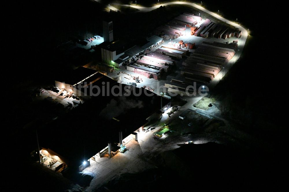 Eisenberg bei Nacht von oben - Nachtluftbild Werksgelände der Wienerberger GmbH in Eisenberg im Bundesland Thüringen, Deutschland