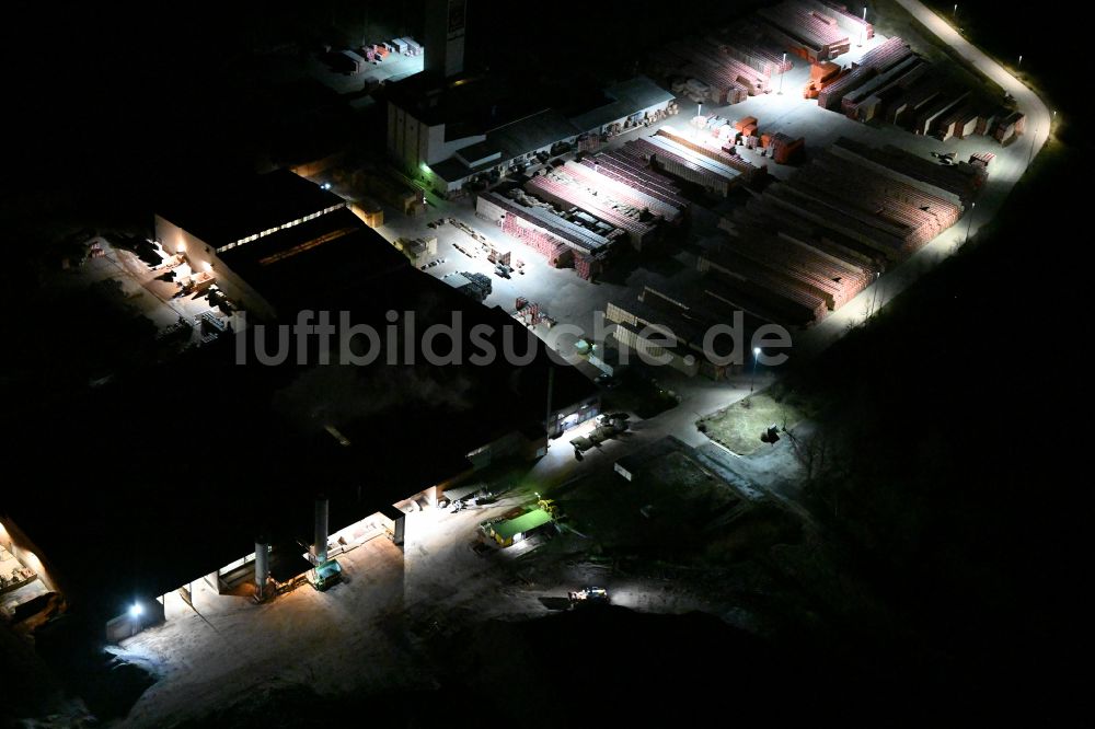 Eisenberg bei Nacht aus der Vogelperspektive: Nachtluftbild Werksgelände der Wienerberger GmbH in Eisenberg im Bundesland Thüringen, Deutschland