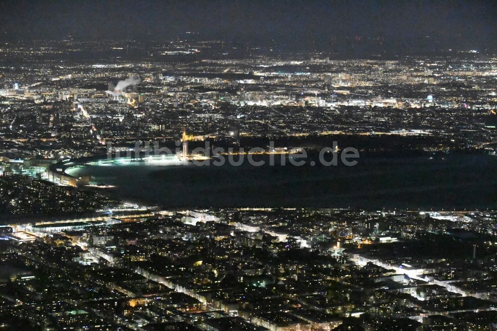 Nachtluftbild Berlin - Nachtluftbild winterlich schneebedecktes Gelände des ehemaligen Flughafens Berlin-Tempelhof Tempelhofer Freiheit im Ortsteil Tempelhof in Berlin