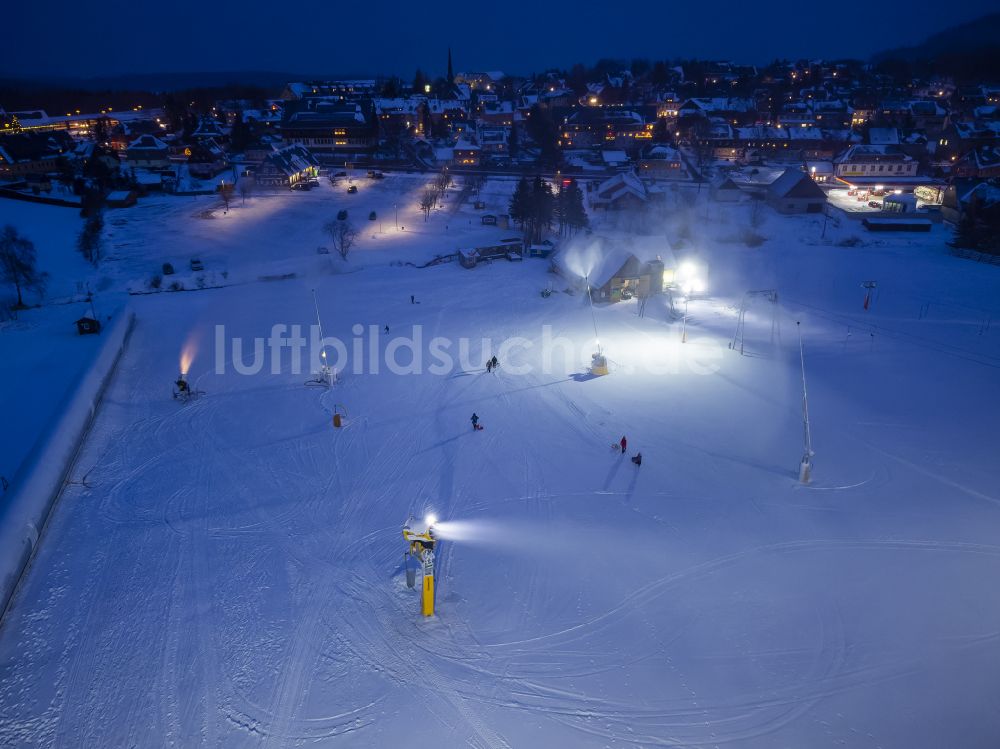 Altenberg bei Nacht von oben - Nachtluftbild Wintersportgebiet Snowpark in Altenberg im Bundesland Sachsen, Deutschland