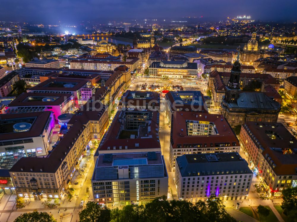 Dresden bei Nacht aus der Vogelperspektive: Nachtluftbild Wohn- und Geschäftshauses im Ortsteil Zentrum in Dresden im Bundesland Sachsen, Deutschland