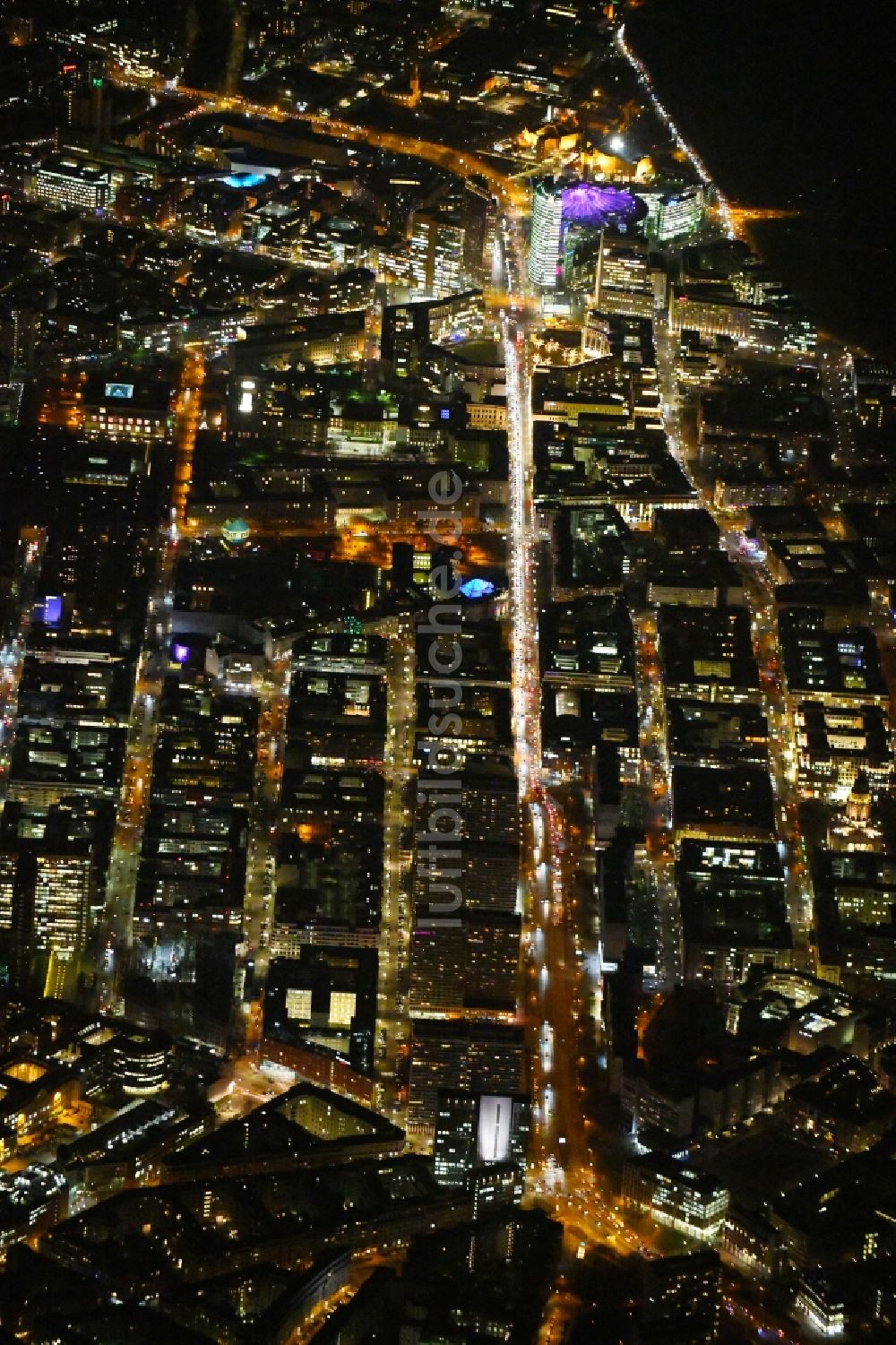 Berlin bei Nacht von oben - Nachtluftbild Wohngebiet der Mehrfamilienhaussiedlung am Spittelmarkt entlang der Leipziger Straße Ecke Friedrichstraße im Ortsteil Mitte in Berlin, Deutschland