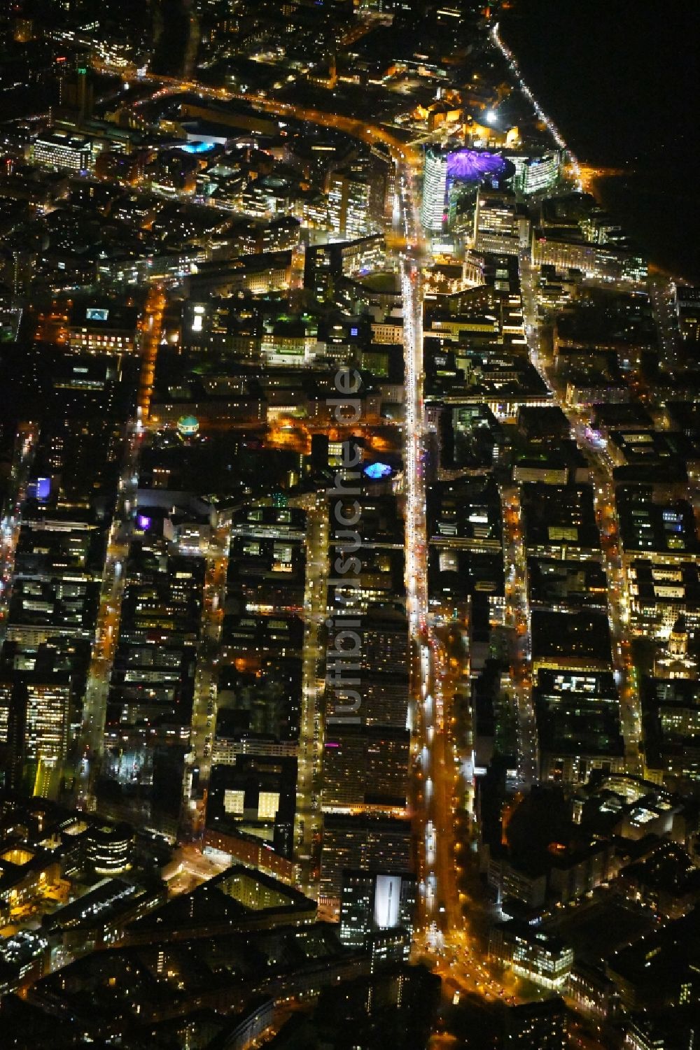 Berlin bei Nacht aus der Vogelperspektive: Nachtluftbild Wohngebiet der Mehrfamilienhaussiedlung am Spittelmarkt entlang der Leipziger Straße Ecke Friedrichstraße im Ortsteil Mitte in Berlin, Deutschland