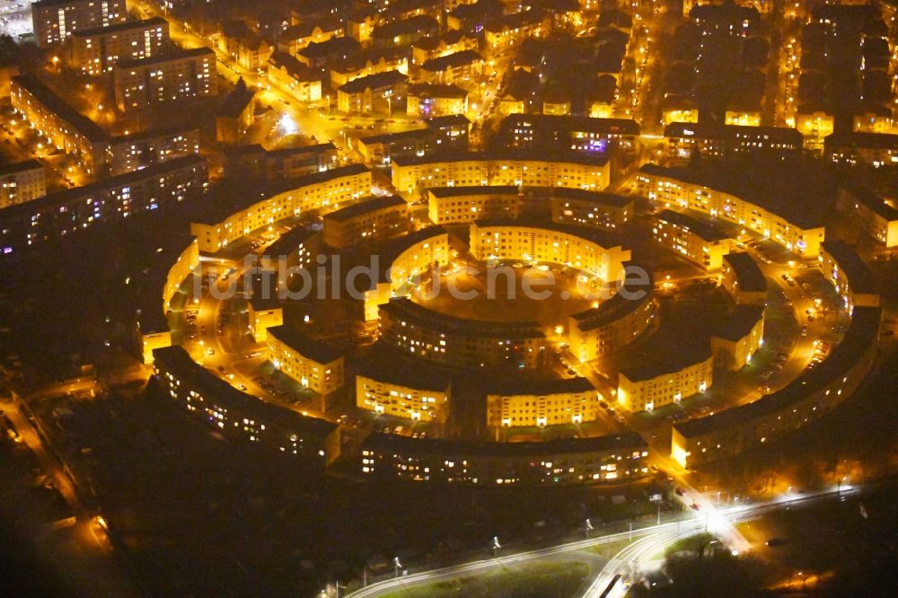 Nachtluftbild Leipzig - Nachtluftbild Wohngebiet einer Reihenhaus- Siedlung Nibelungensiedlung - Rundling im Ortsteil Lößnig in Leipzig im Bundesland Sachsen, Deutschland