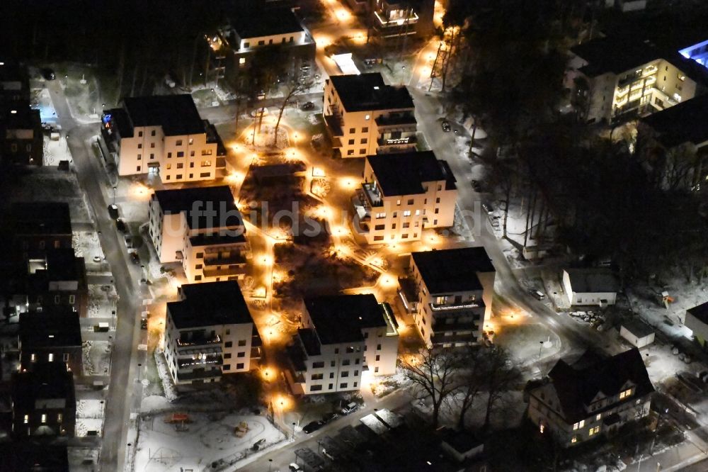 Berlin bei Nacht von oben - Nachtluftbild Wohngebiet mit Stadthäusern Oskar-Helene-Park im Ortsteil Dahlem in Berlin