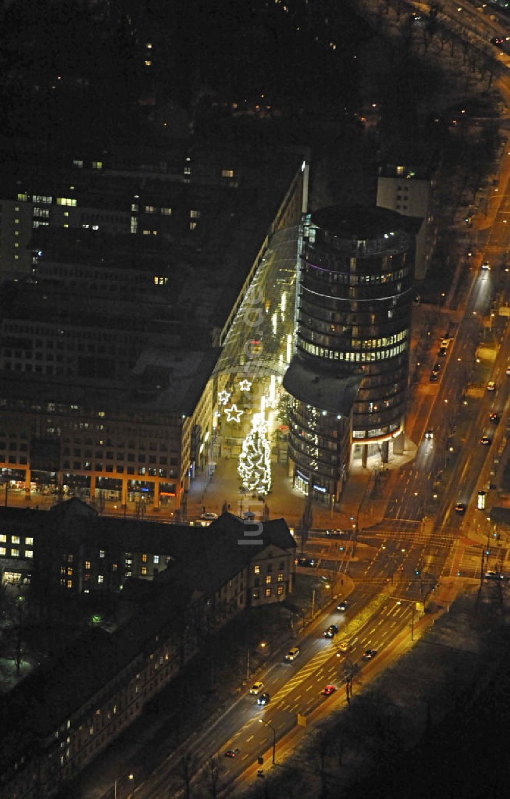 Dresden bei Nacht aus der Vogelperspektive: World Trade Center Dresden bei Nacht