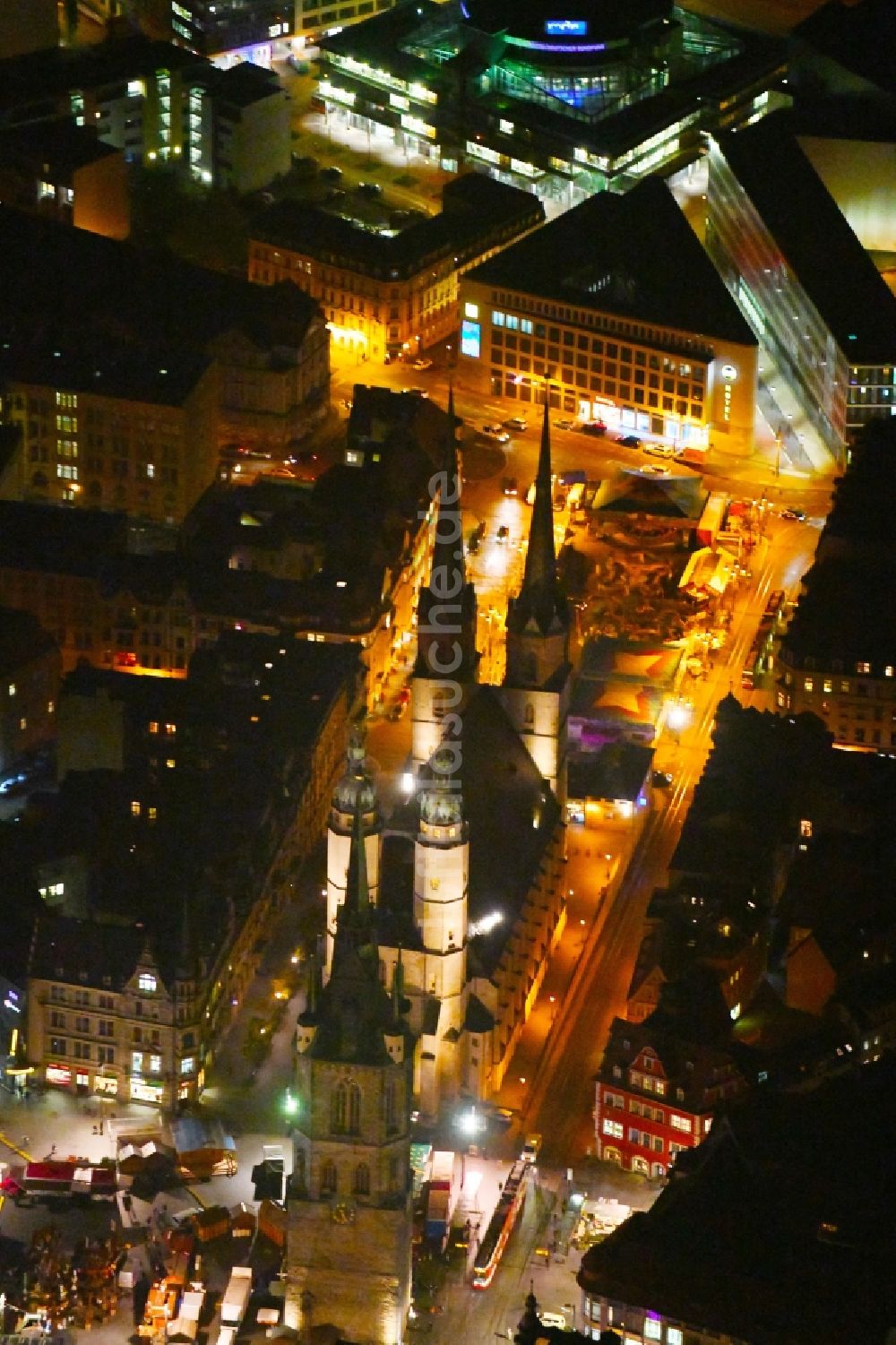 Halle (Saale) bei Nacht von oben - Nachtluftbild Zentrum von Halle an der Saale mit dem Roter Turm und der Marktkirche im Bundesland Sachsen-Anhalt