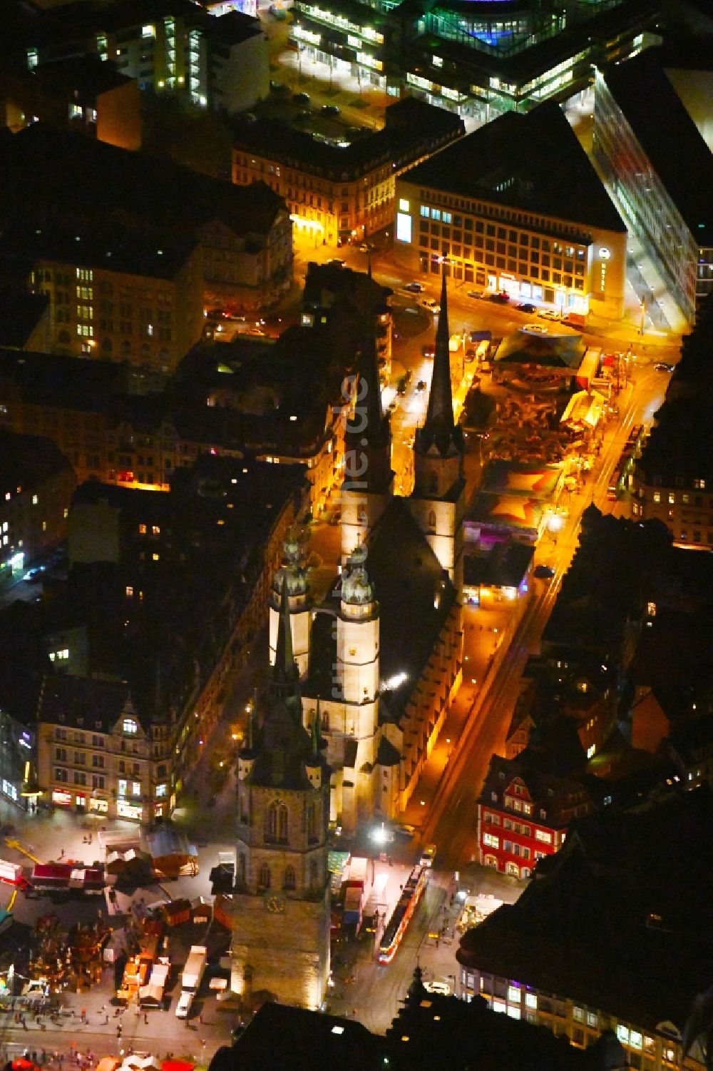 Halle (Saale) bei Nacht aus der Vogelperspektive: Nachtluftbild Zentrum von Halle an der Saale mit dem Roter Turm und der Marktkirche im Bundesland Sachsen-Anhalt