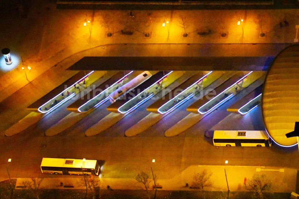 Nacht-Luftaufnahme Halle (Saale) - Nachtluftbild ZOB Omnibus- Bahnhof der OBS Omnibusbetrieb Saalekreis GmbH Verkehrsbetriebe in Halle (Saale) im Bundesland Sachsen-Anhalt, Deutschland