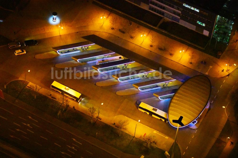 Halle (Saale) bei Nacht von oben - Nachtluftbild ZOB Omnibus- Bahnhof der OBS Omnibusbetrieb Saalekreis GmbH Verkehrsbetriebe in Halle (Saale) im Bundesland Sachsen-Anhalt, Deutschland