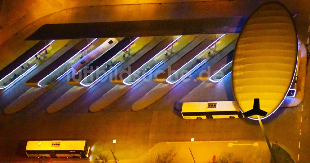 Halle (Saale) bei Nacht aus der Vogelperspektive: Nachtluftbild ZOB Omnibus- Bahnhof der OBS Omnibusbetrieb Saalekreis GmbH Verkehrsbetriebe in Halle (Saale) im Bundesland Sachsen-Anhalt, Deutschland